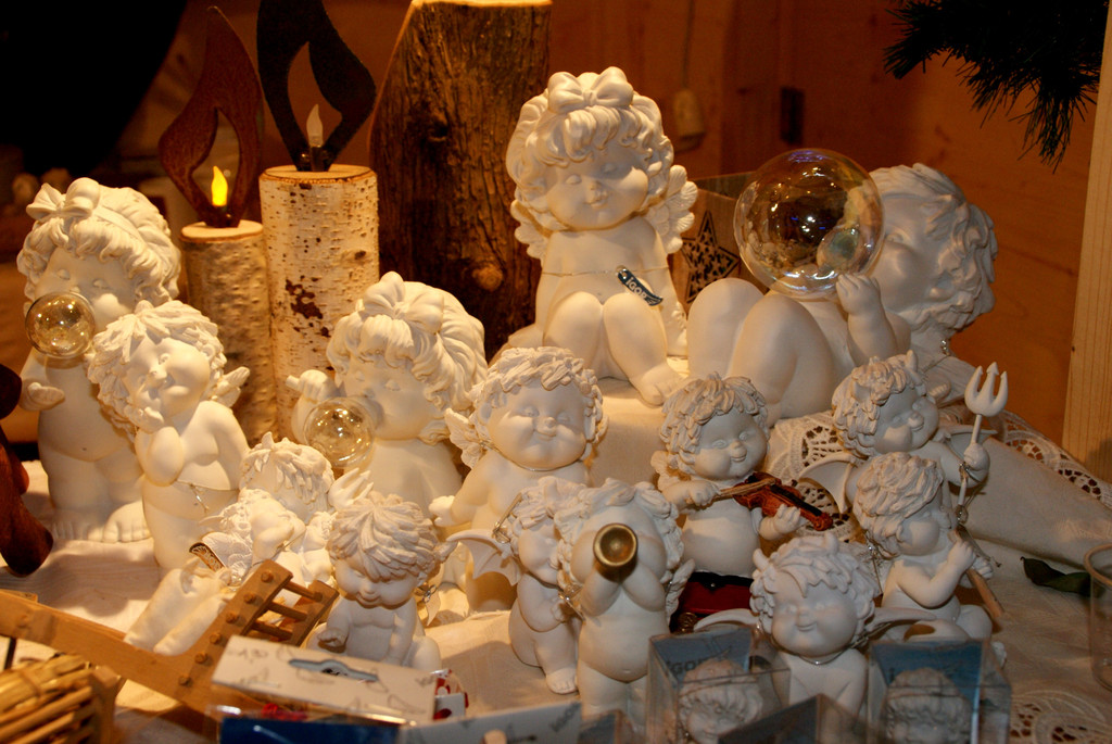 Ein Engelsortiment darf auf dem Weihnachtsmarkt nicht fehlen.JPG