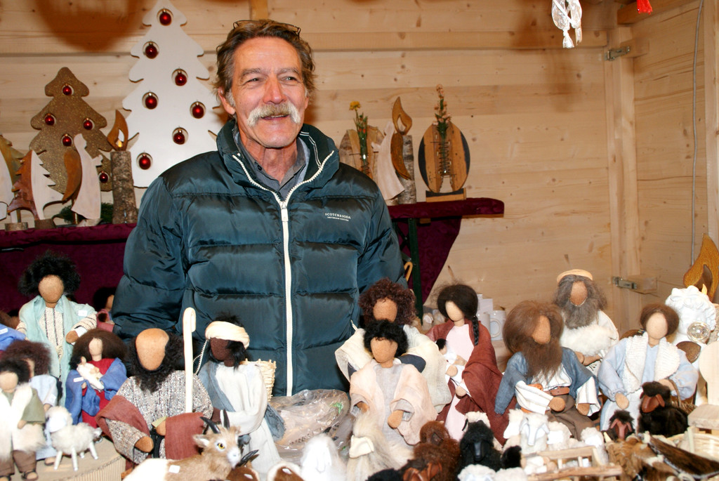 Hans-Werner Petzold fertigt Krippenfiguren.JPG
