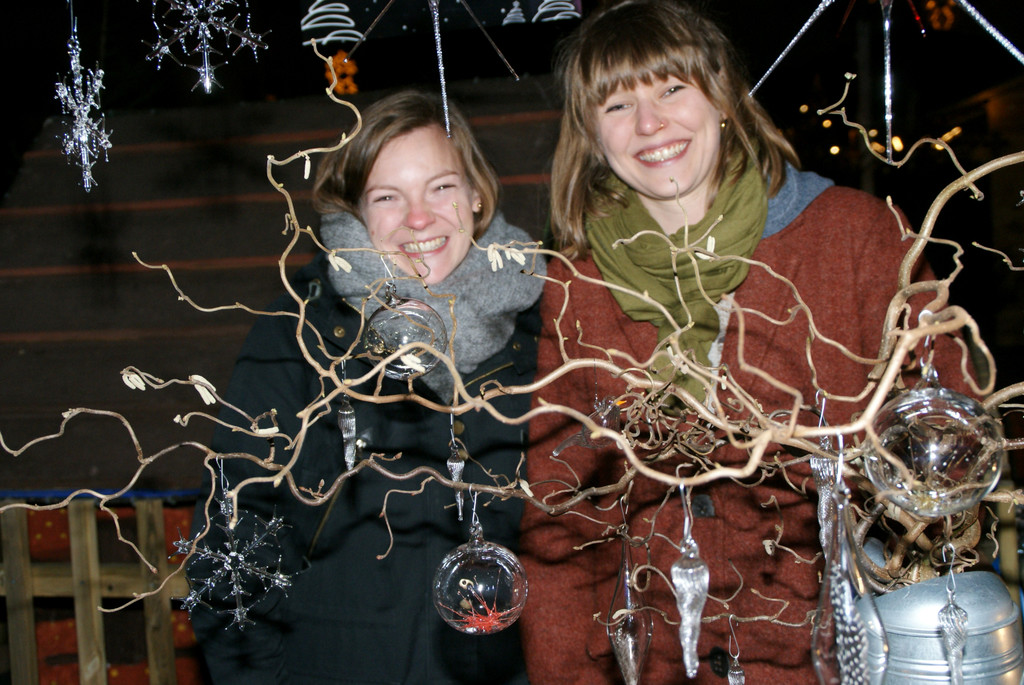 v_li_ Bernadette und Julia in der Glasbl__serei.JPG