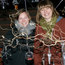 v_li_ Bernadette und Julia in der Glasbl__serei.JPG