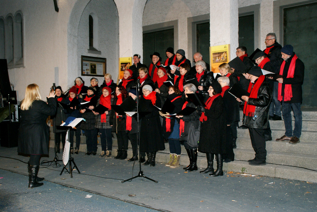 Weihnachtslieder vor der Kirche.JPG
