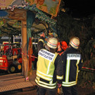 Baum stürzt auf Karussell
