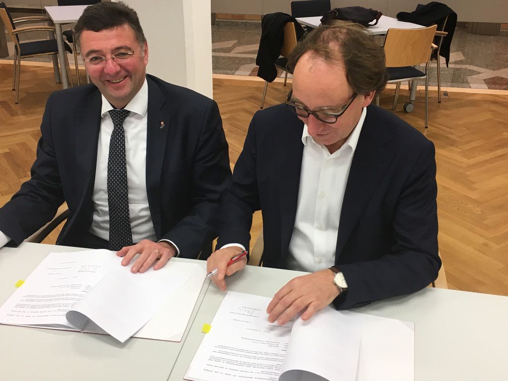 Unterzeichnung.jpg