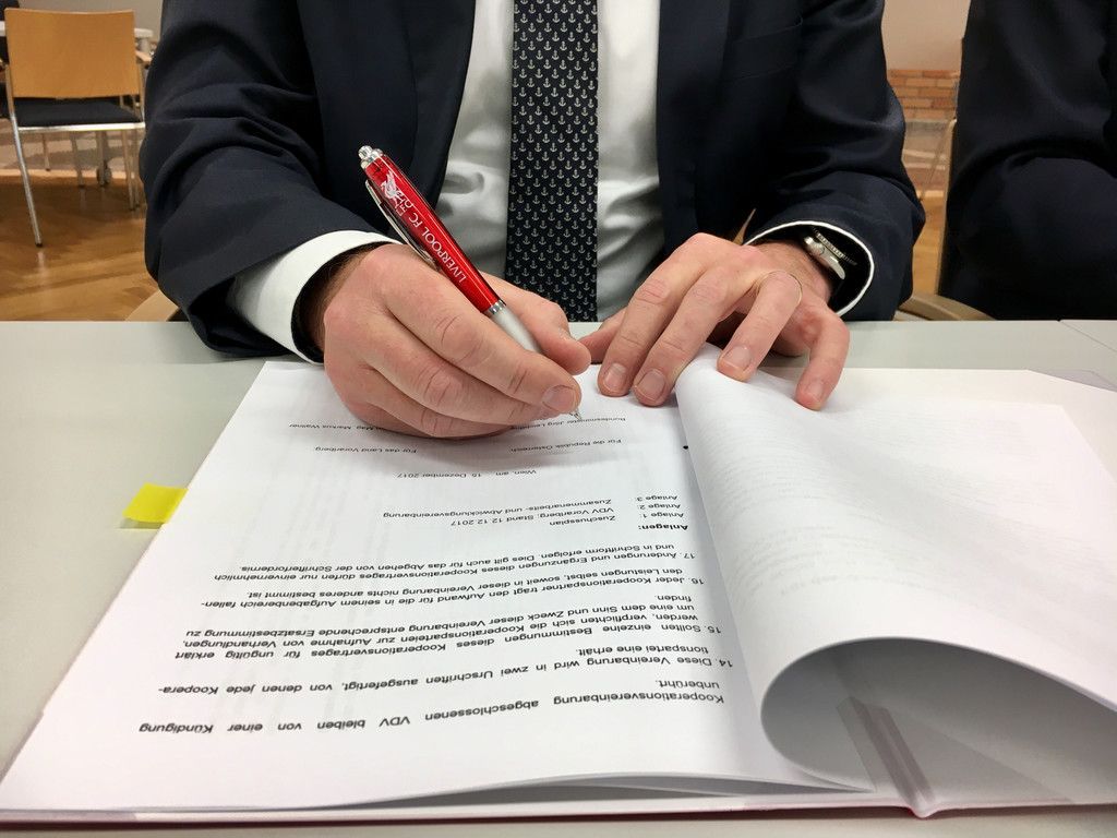 Unterzeichnung4.jpg