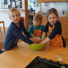 Weihnachtsbäckerei im Kindergarten Übersaxen