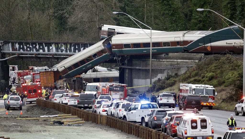 APTOPIX_Train_Derailment_Washington_State_82725.jpg