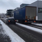 Schweizer Polizei schleppt Lkw ab