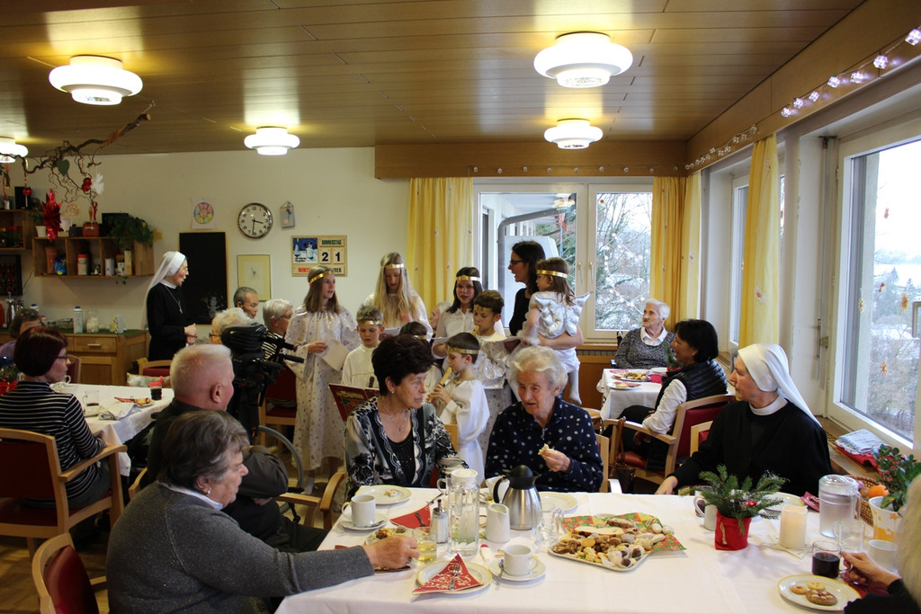 Jesuheim Weihnachtsfeier D Wohngruppen 21-12-2017 _9_.JPG