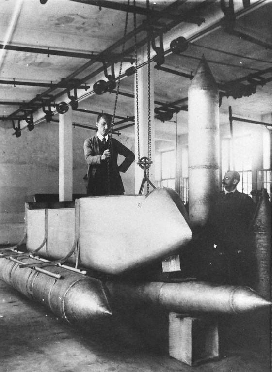 Bitz Wasserauto Halle Flaschenzug 1917.jpg