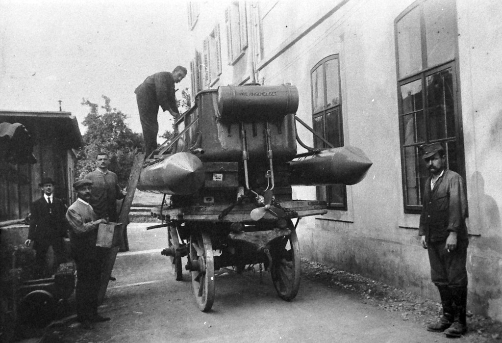 Bitz Wasserauto von hinten Schraube 1917.jpg