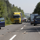 Motorradfahrerin von Klein-Lkw gerammt