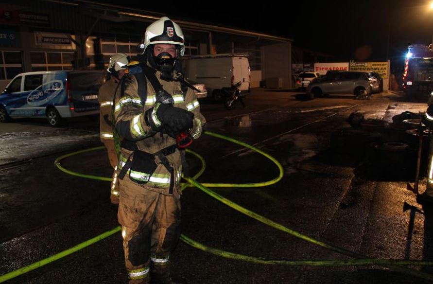 2018-01-08 07_10_07-Brand einer Reifenfirma - Freiwillige Feuerwehr B__rmoos.jpg