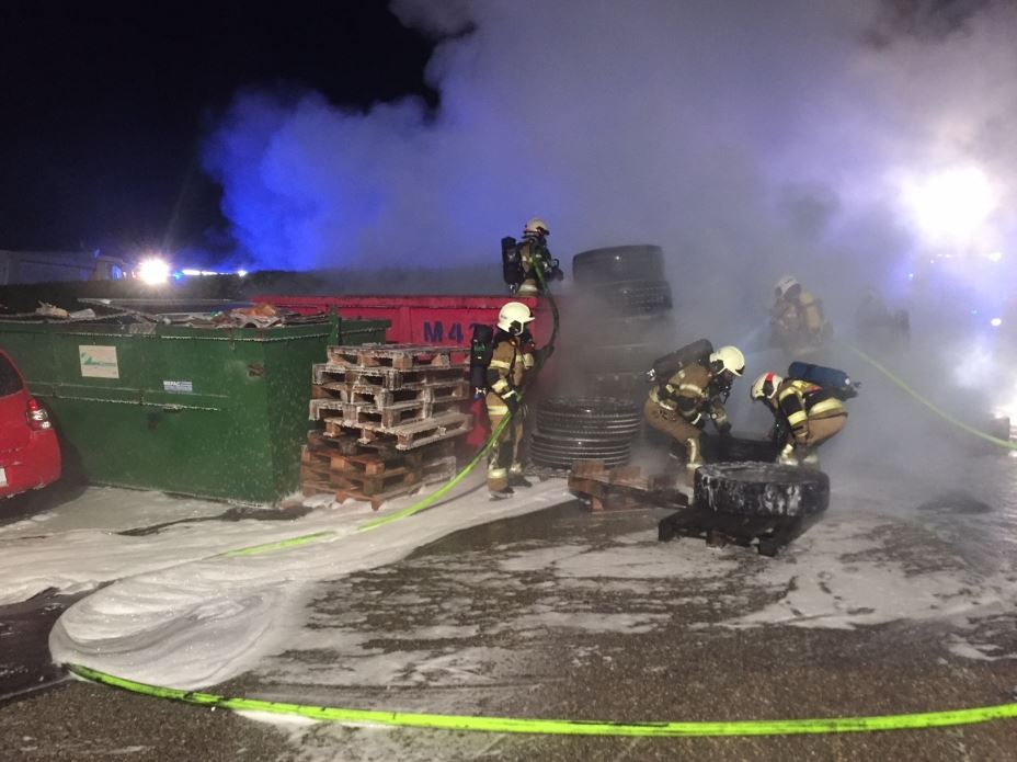 2018-01-08 07_09_24-Brand einer Reifenfirma - Freiwillige Feuerwehr B__rmoos.jpg