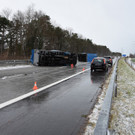 Wind kippt Lieferwagen um