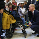 Prinz William besucht Kinderkrankenhaus mit neuer Frisur