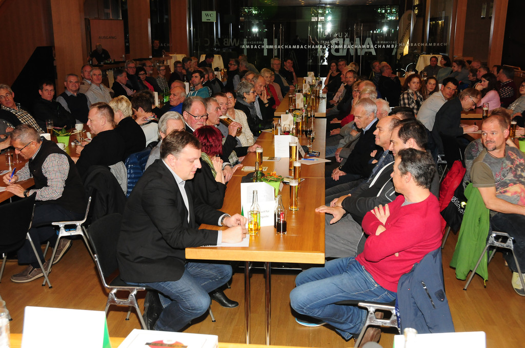 voll besetztes Foyer.jpg