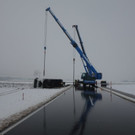 Lkw kippt um und verliert Diesel