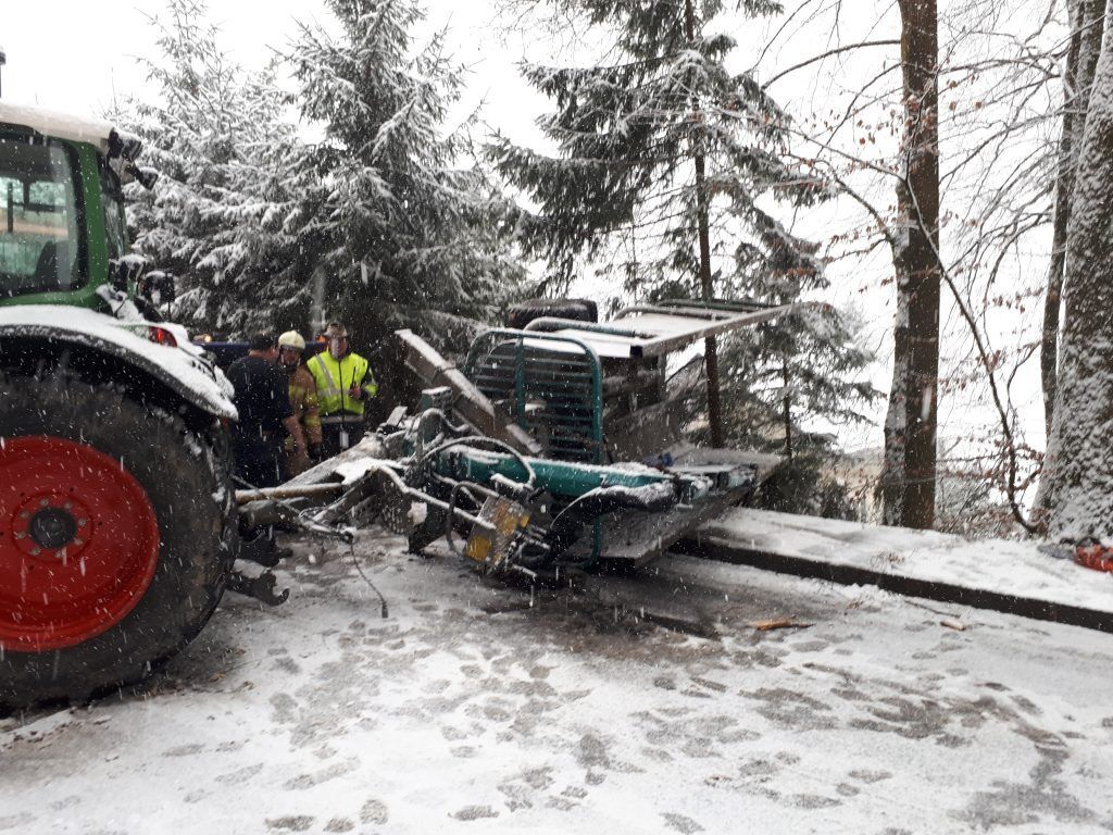 Einsatz_Traktor_Holzanh__nger_Fahrzeugbergung-2018-02-03-03-1024x768.jpg