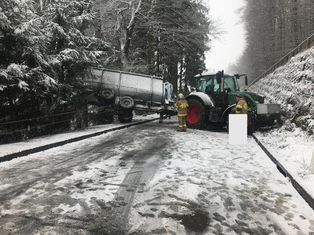 Einsatz_Traktor_Holzanh__nger_Fahrzeugbergung-2018-02-03-04.jpg