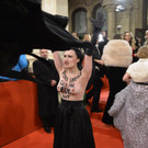 Opernball 2918: Aktivistin stürmt Roten Teppich