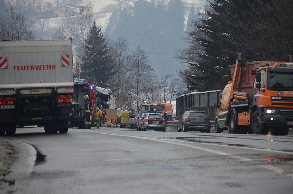 Schwerer VU B311 bei St_Johann 16_02_2018  Pressefotopongau MW _1_.JPG