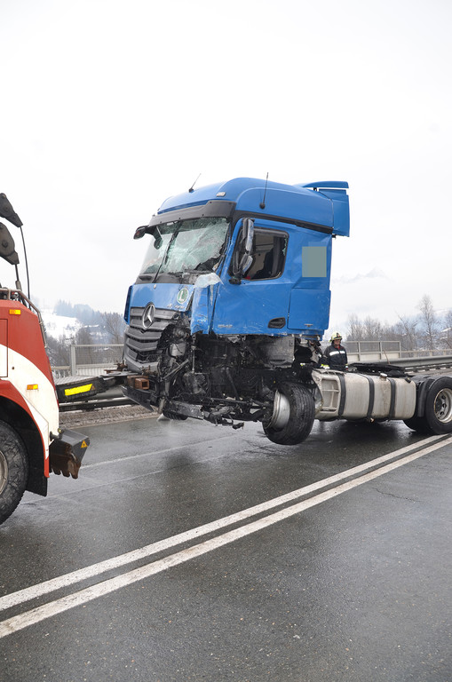 Schwerer VU B311 bei St_Johann 16_02_2018  Pressefotopongau MW _3_.JPG