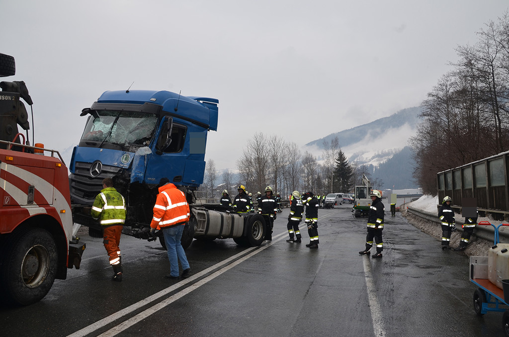 Schwerer VU B311 bei St_Johann 16_02_2018  Pressefotopongau MW _4_.JPG