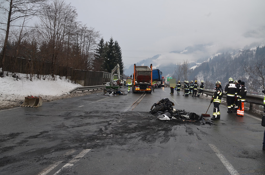 Schwerer VU B311 bei St_Johann 16_02_2018  Pressefotopongau MW _7_.JPG