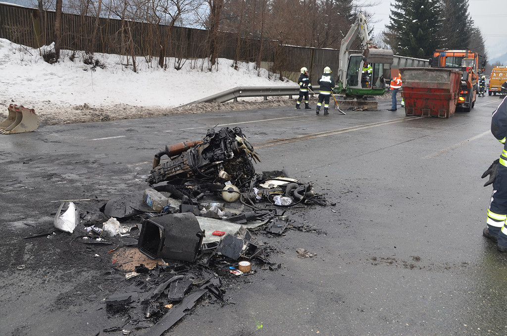Schwerer VU B311 bei St_Johann 16_02_2018  Pressefotopongau MW _14_.JPG