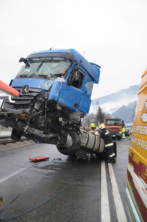 Schwerer VU B311 bei St_Johann 16_02_2018  Pressefotopongau MW _16_.JPG