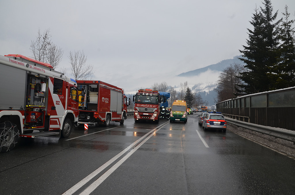 Schwerer VU B311 bei St_Johann 16_02_2018  Pressefotopongau MW _18_.JPG