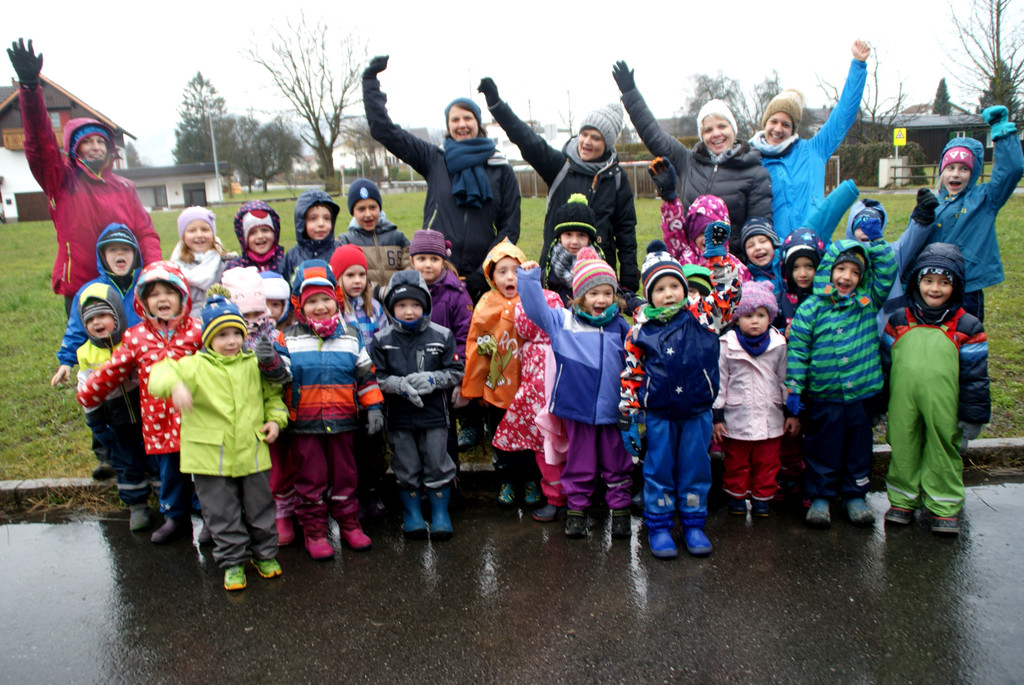 Die Kinder malten und verzierten den Hexenkopf.JPG