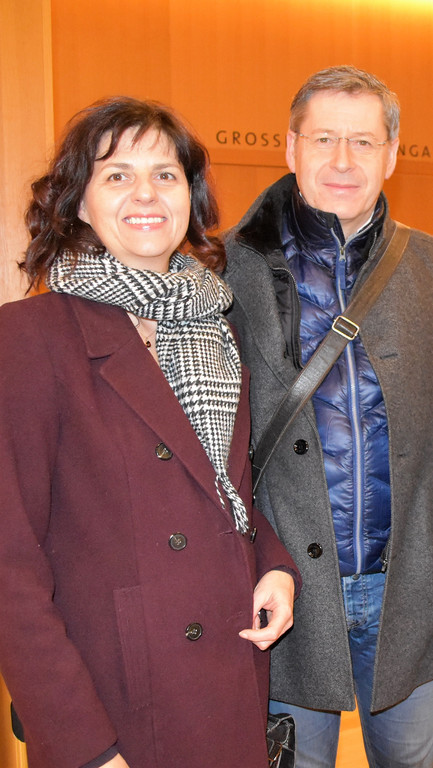 11_Petra und Herbert M__ller_ Tochter Elena spielt mit.JPG