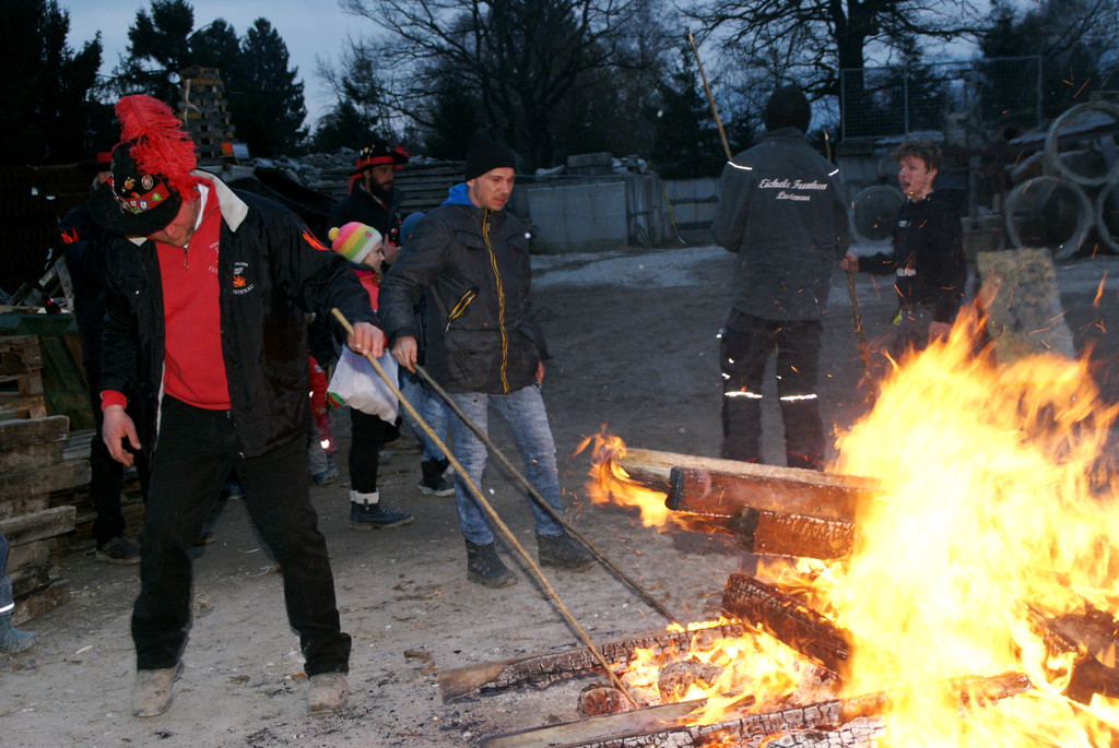 Die Scheiben werden vorgegl__ht.JPG