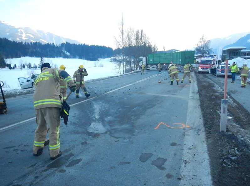 2018-02-28 18_40_44-Freiwillige Feuerwehr Saalfelden - Schwerer Verkehrsunfall B311.jpg