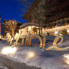 Posthotel-Achenkirch_Hotelauffahrt-mit-Kirche-im-Hintergrund.jpg