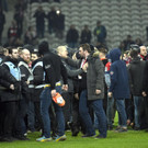Fußballfans stürmten in Lille den Rasen