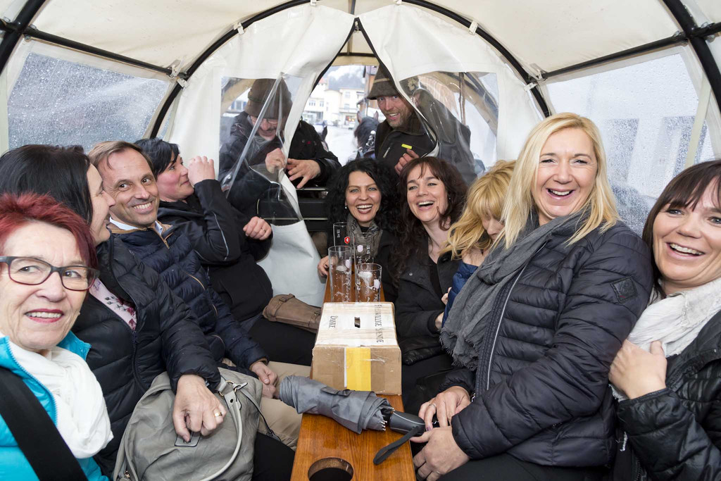 20180319_BU2_besucher des kellerfestes auf der kutsche.jpg