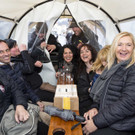 20180319_BU2_besucher des kellerfestes auf der kutsche.jpg