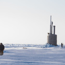 U-Boot taucht durch meterhohes Eis