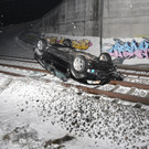 Fahrerflucht endet auf Dach