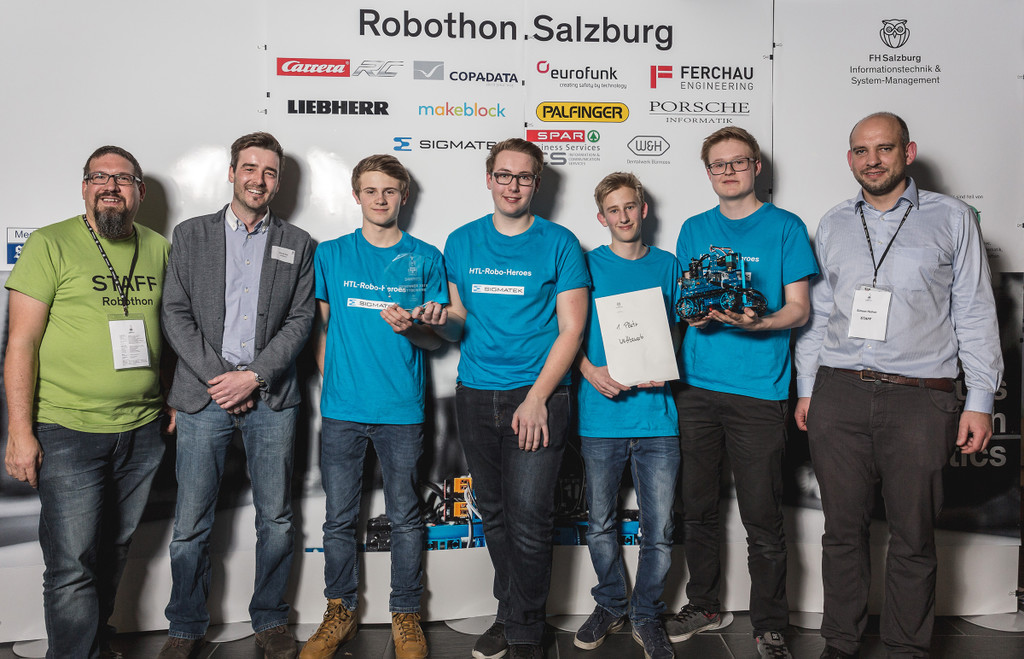 Bild 1_Robothon_Gewinner des Wettbewerbs_Team Robo Heroes mit Organisatoren Simon und Simon_c FH Salzburg - Poschner Photogr.jpg