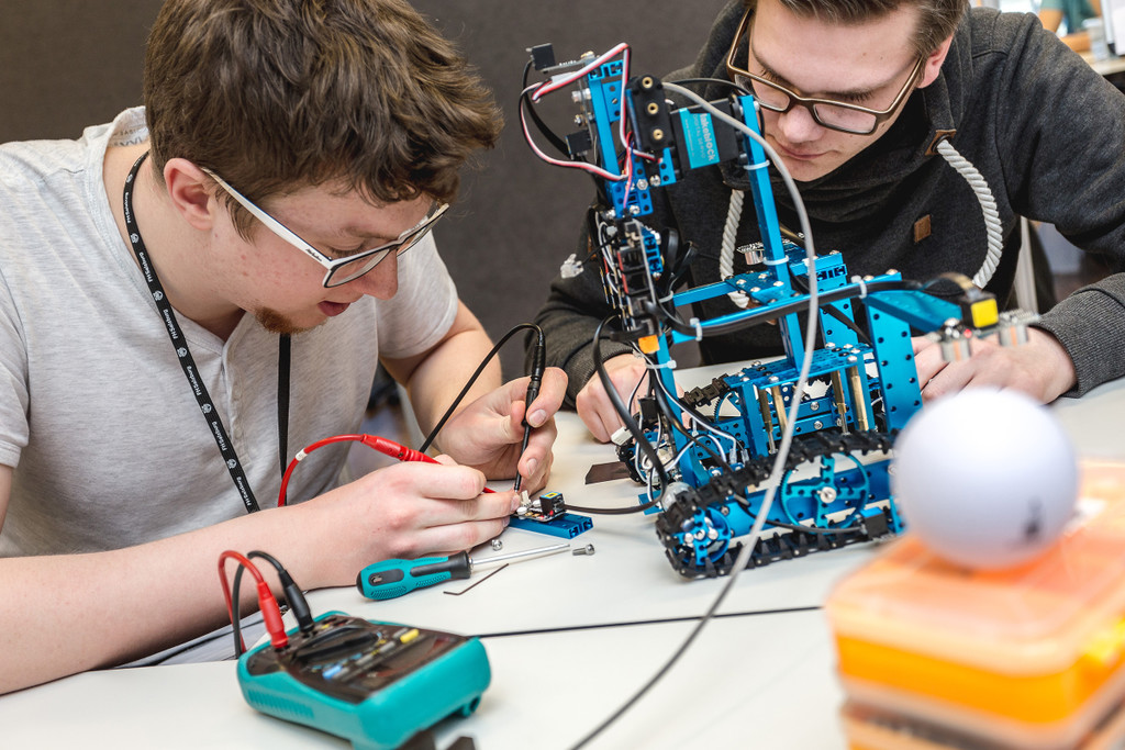 Bild 3_Robothon_24 Stunden programmieren testen bauen_c FH Salzburg - Poschner Photography.jpg