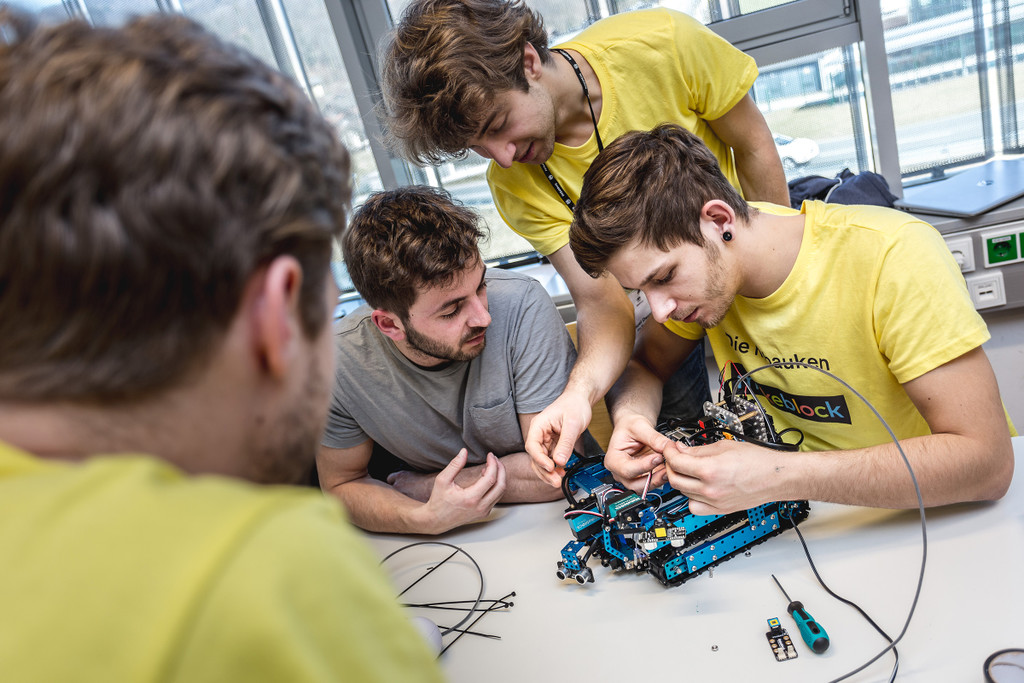 Bild 4_Robothon_Kreativitaet beim Roboter-Bauen gefragt_c FH Salzburg - Poschner Photography.jpg