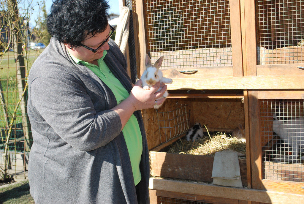 DSC_1141-Cornelia Maier mit dem Nachwuchs der Hasen.JPG