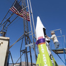 Mann schießt sich mit Rakete in die Luft