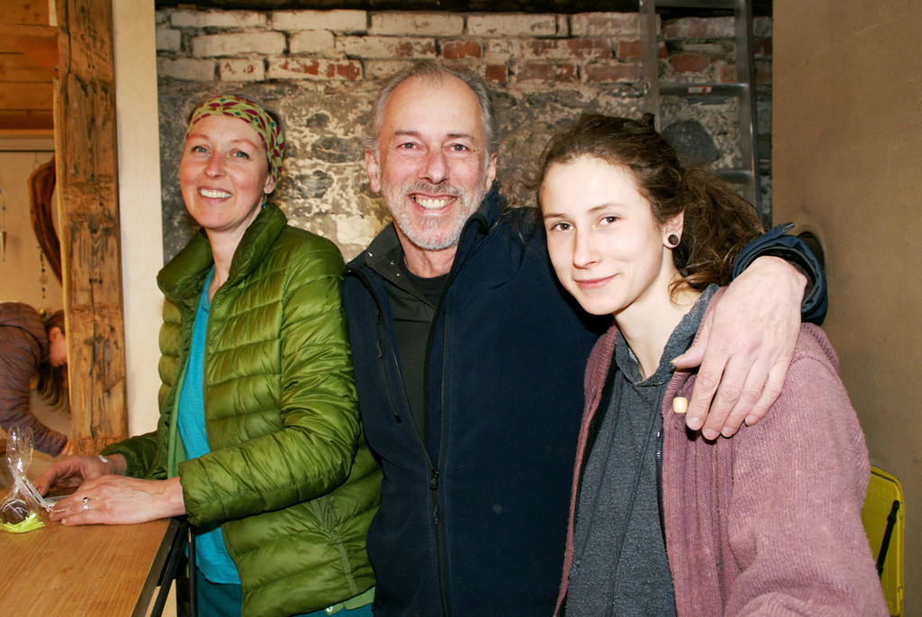 li_ Martina Scheidbach wir von ihrer Familie tatkr__ftig unterst__tzt.JPG