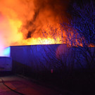 Fahrzeuge bei Garagenbrand in Rif zerstört