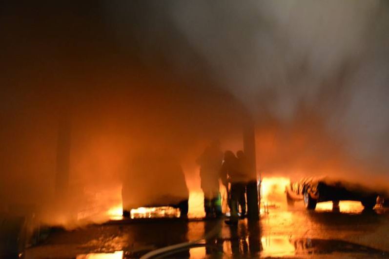 2018-03-27 06_03_42-Garage und mehrere Fahrzeuge in Brand.jpg