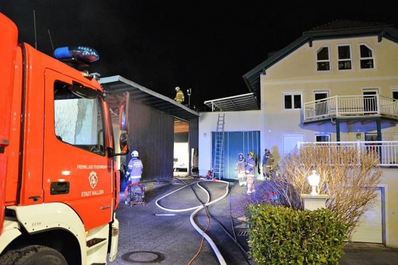 2018-03-27 06_03_56-Garage und mehrere Fahrzeuge in Brand.jpg